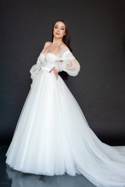 Siyah arka planda beyaz elbiseli güzel bir gelin.