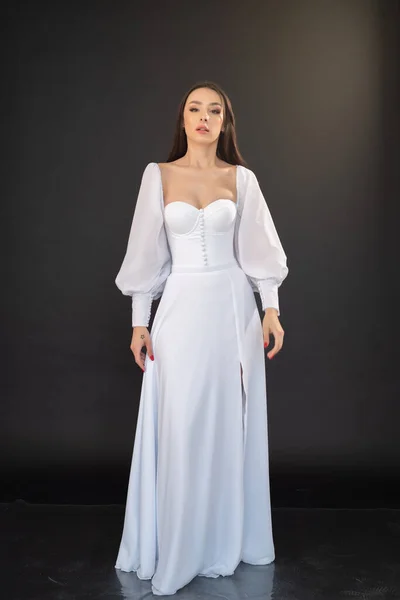 Jovem Mulher Vestido Casamento Branco — Fotografia de Stock