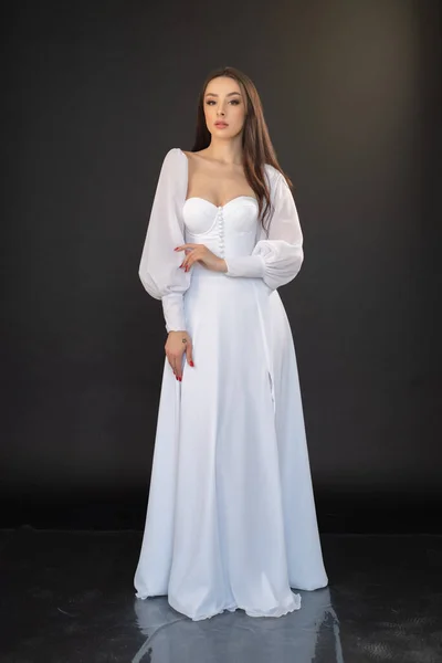 Retrato Comprimento Total Uma Bela Jovem Mulher Vestido Branco — Fotografia de Stock
