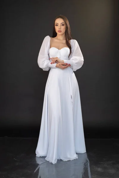 Stüdyoda Poz Veren Beyaz Elbiseli Genç Kadın — Stok fotoğraf