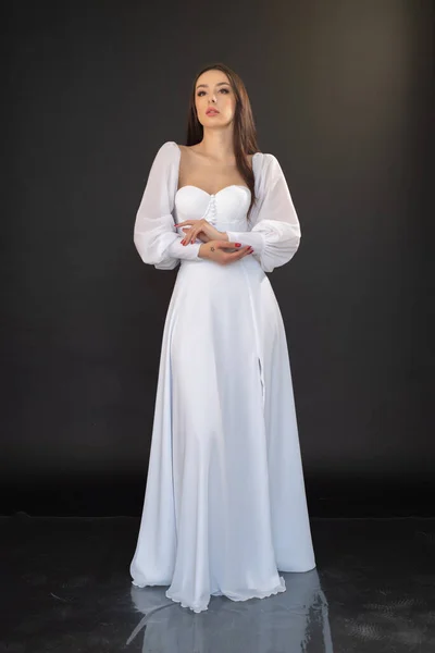 Beyaz Elbise Poz Içinde Güzel Bir Kadın — Stok fotoğraf