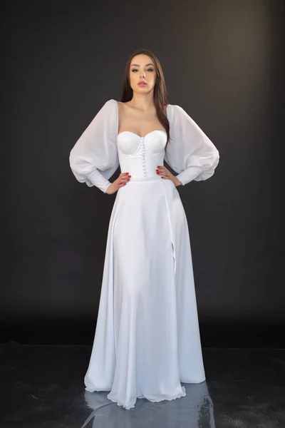 Junges Schönes Mädchen Einem Weißen Kleid Auf Schwarzem Hintergrund Studiofotografie — Stockfoto