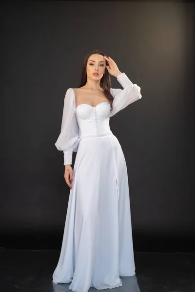 Schöne Junge Frau Weißem Kleid Posiert Auf Grauem Studiohintergrund — Stockfoto