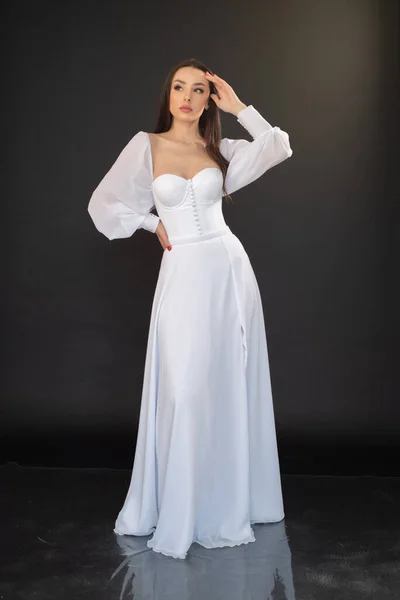 Полный Рост Портрет Красивой Молодой Женщины Белом Свадебном Платье Длинными — стоковое фото