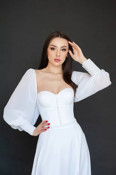 Schöne Brünette Frau Weißen Kleid Posiert Studio Modeschminke — Stockfoto