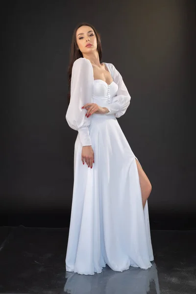 Mooie Jonge Aziatische Vrouw Dragen Witte Bruiloft Jurk Lichte Achtergrond — Stockfoto