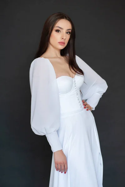 Schöne Junge Mädchen Modell Einem Weißen Kleid Posiert Auf Einem — Stockfoto