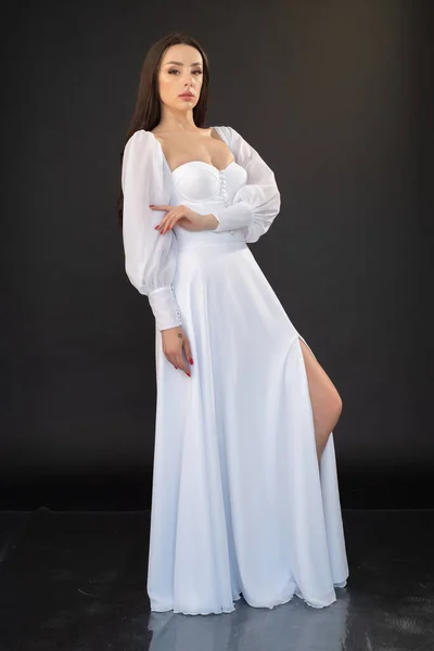 Jovem Mulher Bonita Vestido Branco Fundo Cinza Estúdio — Fotografia de Stock