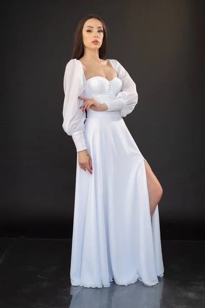Schöne Junge Frau Weißem Kleid Auf Dunklem Hintergrund — Stockfoto