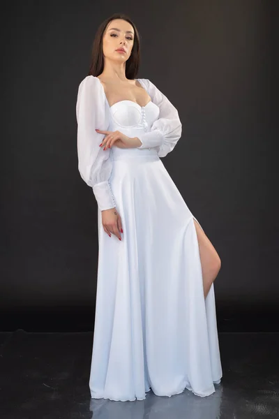 Retrato Comprimento Total Menina Morena Vestindo Vestido Branco Posando Fundo — Fotografia de Stock