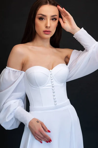 Junge Frau Weißen Kleid — Stockfoto