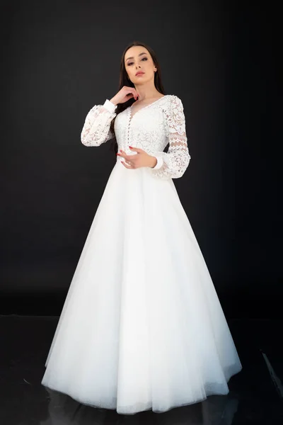 Schöne Braut Einem Weißen Kleid Auf Dunklem Hintergrund — Stockfoto