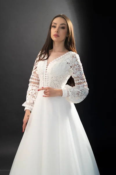 白い背景の上の美しい花嫁 — ストック写真