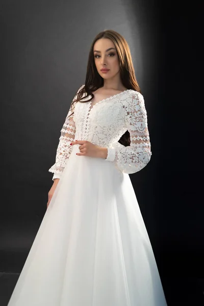 結婚式のドレスを着た美しい若い女性の肖像画 — ストック写真