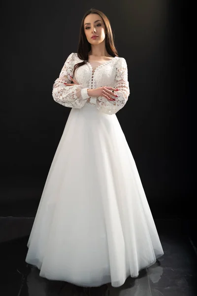 Schöne Braut Weißem Kleid Und Schleier Auf Schwarzem Hintergrund — Stockfoto