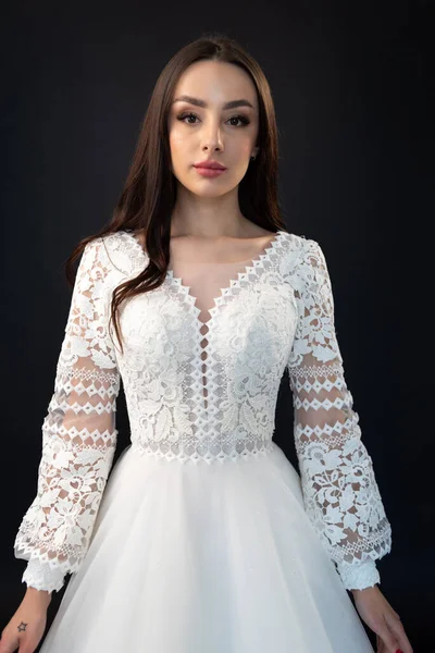 Bela Noiva Jovem Vestido Noiva Branco Fundo Leve — Fotografia de Stock