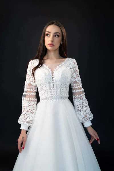 Piękna Panna Młoda Białej Sukience Pozowanie Ciemnym Tle — Zdjęcie stockowe