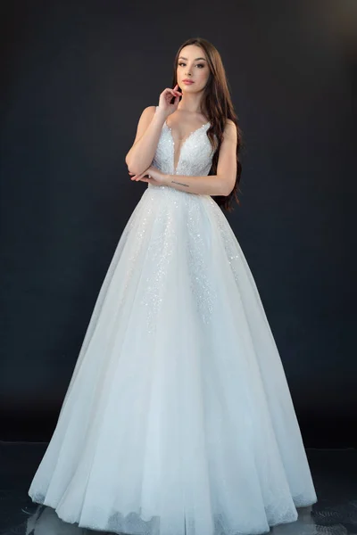 Schöne Braut Einem Weißen Brautkleid Auf Dunklem Hintergrund — Stockfoto