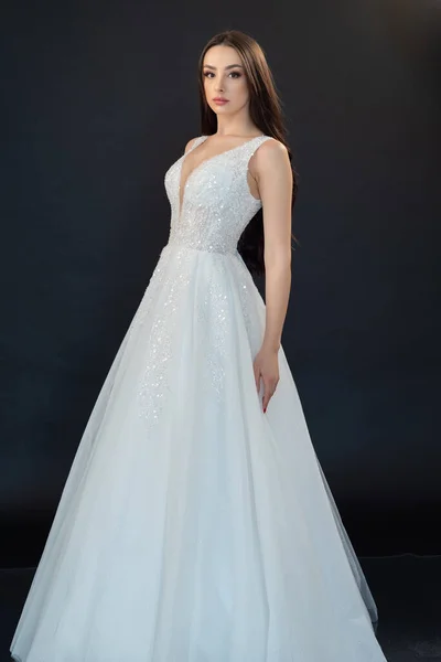 Schöne Junge Frau Hochzeitskleid Posiert Studio — Stockfoto