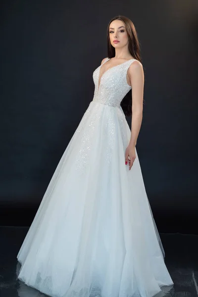 Schöne Junge Frau Hochzeitskleid Posiert Auf Dunklem Hintergrund — Stockfoto