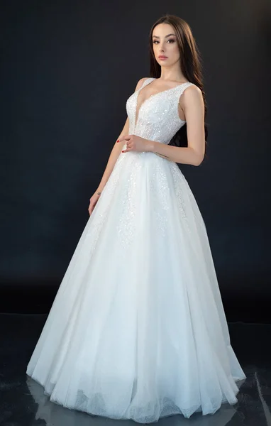 Vacker Brud Bröllopsklänning Poserar Studio Modeporträtt — Stockfoto