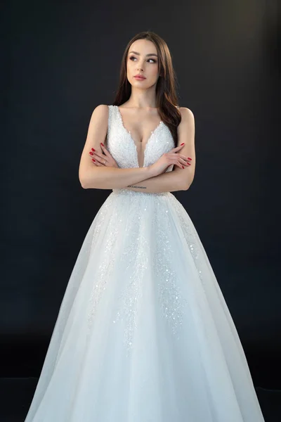 Schöne Brünette Braut Brautkleid Mit Langen Ärmeln Und Weißen Haaren — Stockfoto