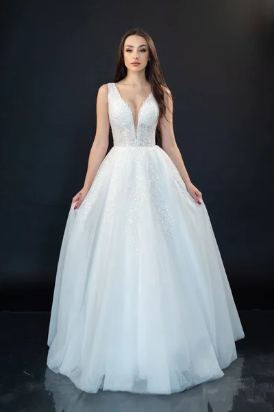 Młoda Panna Młoda Luksusowej Białej Sukni Ślubnej Piękną Suknią Ślubną — Zdjęcie stockowe