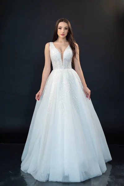 Schöne Braut Posiert Einem Weißen Brautkleid — Stockfoto