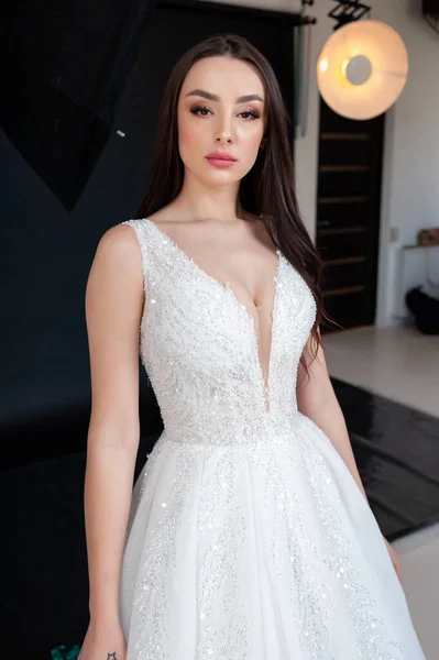 Junge Schöne Frau Posiert Studio Weißem Kleid — Stockfoto