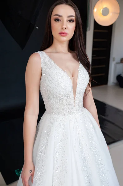 Schöne Braut Kleid Mit Brautstrauß — Stockfoto