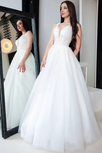 Schöne Braut Brautkleid Posiert Der Nähe Von Spiegel — Stockfoto