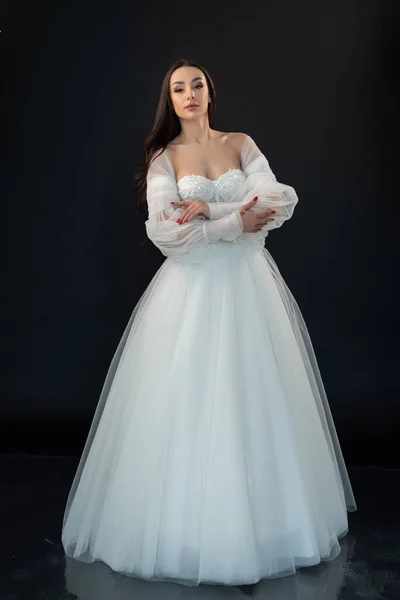 Menyasszony Pózol Esküvői Ruha Fekete Háttér — Stock Fotó