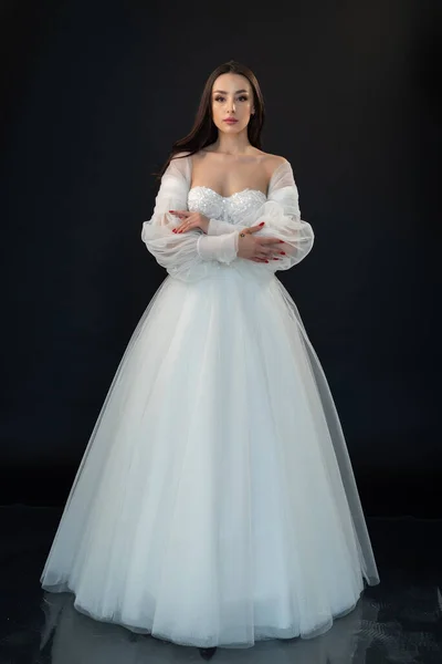 Noiva Posando Vestido Noiva Fundo Preto — Fotografia de Stock