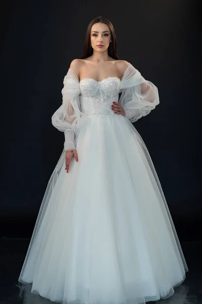 Braut Posiert Brautkleid Auf Schwarzem Hintergrund — Stockfoto