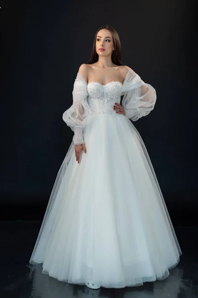 Noiva Posando Vestido Noiva Fundo Preto — Fotografia de Stock
