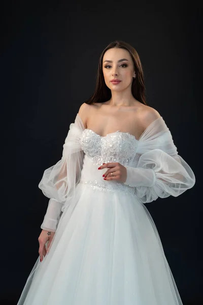 Невеста Позирует Свадебное Платье Черном Фоне — стоковое фото