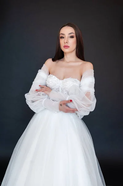 Braut Posiert Brautkleid Auf Schwarzem Hintergrund — Stockfoto