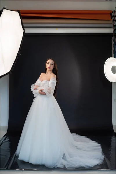 Stüdyoda Poz Veren Beyaz Elbiseli Güzel Gelin — Stok fotoğraf