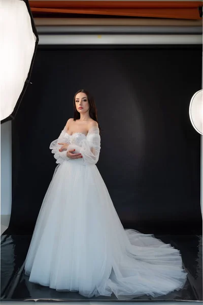 Красивая Молодая Невеста Белом Платье Позирует Студии — стоковое фото