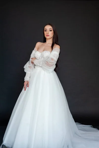 Hermosa Novia Vestido Blanco Sobre Fondo Negro — Foto de Stock