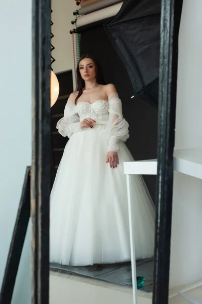 Schöne Junge Braut Einem Weißen Kleid Posiert Studio — Stockfoto