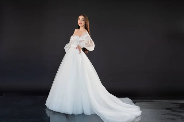 暗い背景の白いドレスを着た美しい花嫁 — ストック写真