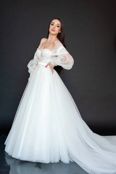 Schöne Braut Einem Weißen Kleid Auf Schwarzem Hintergrund — Stockfoto