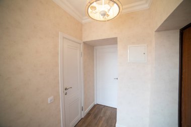 Modern bir apartmanın içinde.