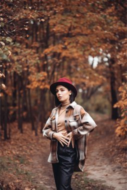 Güzel genç kız parkta kameraya poz veriyor.. 