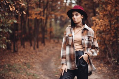 Sonbahar parkında şapkalı bir kadının portresi.. 