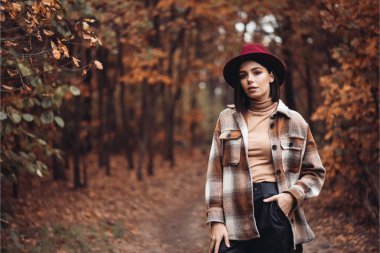 sonbahar ormanda genç kadın 