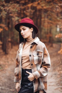 Ormanda yürüyen genç bir kadın. 