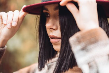 Şapkalı ve ceketli güzel bir kadının portresi. 