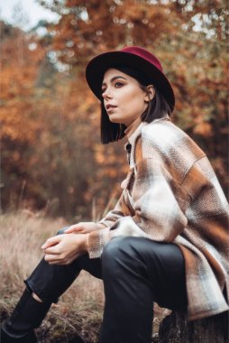 sonbahar ormandaki güzel kız 